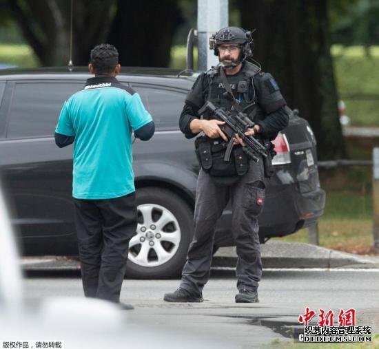 当地时间3月15日，新西兰克赖斯特彻奇两座清真寺及一间医院外发生枪击事件。据外媒称，截至目前已造成至少27人死亡，30人被送往医院救治。当地警方表示，已经逮捕了4名嫌疑人。图为新西兰警察AOS(Armed Offenders Squad) 封锁枪击发生区域，并对过往行人进行严格盘查。