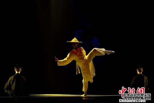 澳门当代舞团献演。 陈骥旻 摄