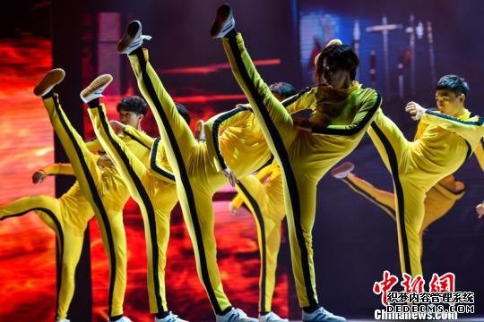 城市当代舞蹈团(香港)带来的现代舞《小龙三次方》。陈骥旻 摄